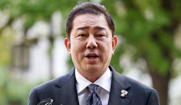 공천헌금 의혹 등을 받는 무소속 김병기 의원이 31일 마포구 서울경찰청 공공범죄수사대에 조사를 받기 위해 출석하며 취재진 질문에 답하고 있다. [사진=연합뉴스]