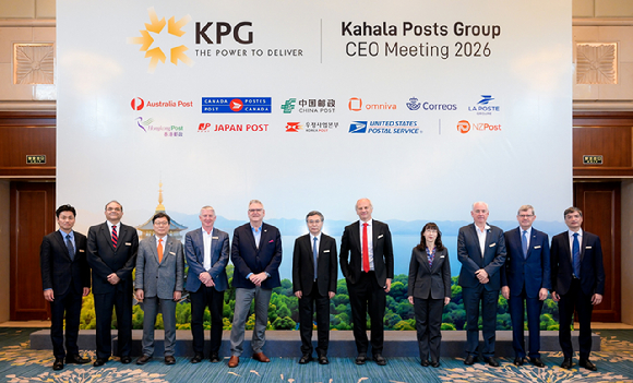 지난 23일(현지시간) 중국 항저우에서 2026년도 카할라 우정그룹(Kahala Post Group) CEO 회의가 열린 가운데 박인환 우정사업본부장(왼쪽 세 번째) 등 세계 선진 11개국 우정사업 최고책임자들이 기념촬영을 하고 있다. [사진=우정사업본부]