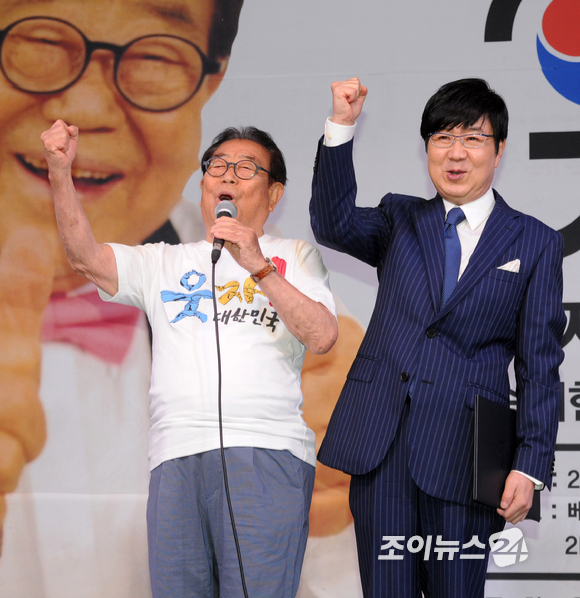 한국 최고령 MC 송해가 10일 오후 서울 도화동 가든호텔에서 열린 '웃자 대한민국 송해 90수 헌정공연' 기자회견에서 '웃자 대한민국 캠페인'을 소개하며 사회를 맡은 임백천과 기념촬영을 하고 있다. [사진=조성우 기자]