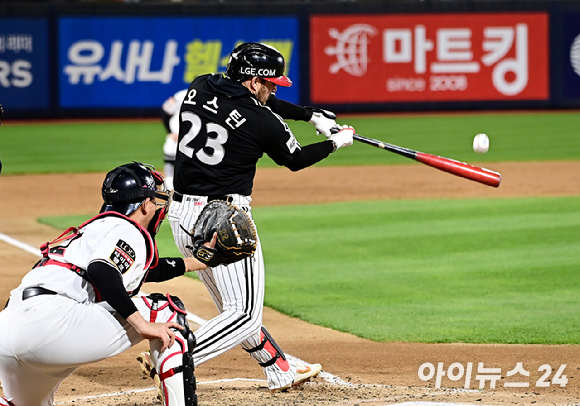 10일 오후 경기도 수원 KT위즈파크에서 열린 '2023 프로야구 KBO리그' 포스트시즌 한국시리즈 3차전 KT 위즈와 LG 트윈스와의 경기가 열렸다. 3회초 2사 1,2루 LG 오스틴이 스리런 홈런을 때려내고 있다. [사진=곽영래 기자]