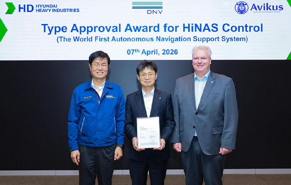 왼쪽부터 이상균 HD현대중공업 부회장, 임도형 아비커스 대표, 비달 돌로넨 노르웨이선급 한국 일본 총괄 대표. [사진=HD현대]