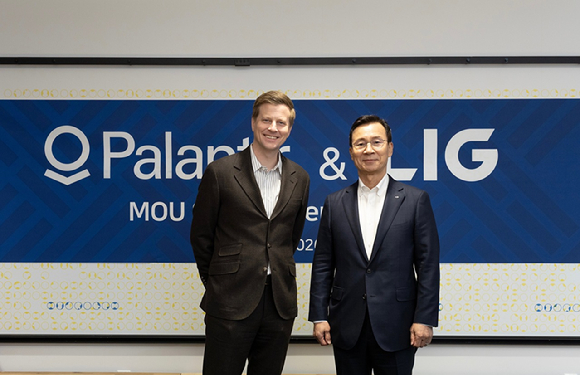 신익현 LIG넥스원 대표이사(우측)와 라이언 테일러(Ryan Taylor) 팔란티어 최고수익책임자(CRO) 겸 최고법률책임자(CLO)가 기념사진을 촬영하고 있다. [사진=LIG넥스원]