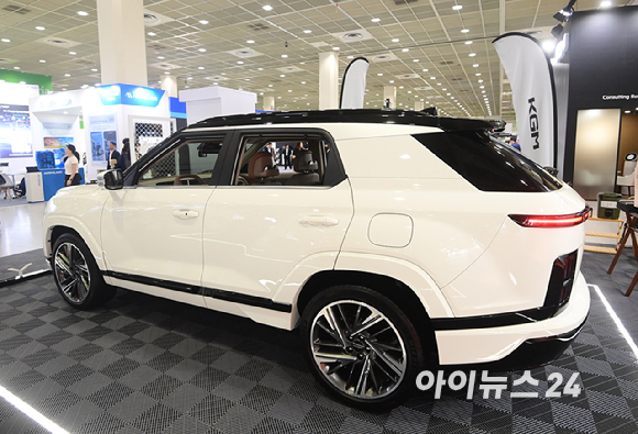 'EV 트렌드 코리아 2026'이 25일 서울 강남구 코엑스에서 열렸다. KG모빌리티(KGM) 부스에 무쏘 EV, 토레스 EVX, 액티언 하이브리드 등 친환경 전동화 모델 3종이 전시되고 있다. [사진=정소희 기자]