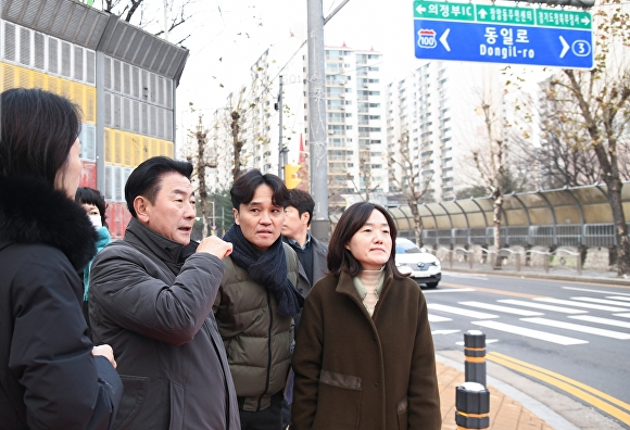 지난 13일 김동근 의정부시장이 장암초 인근 교통현장을 둘러보고 있다. [사진=의정부시]