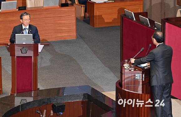 정성호 법무부 장관이 3일 서울 여의도 국회 본회의에서 열린 정치&middot;외교&middot;통일&middot;안보 분야 대정부질문에서 주호영 국민의힘 의원의 질의에 답변하고 있다. [사진=곽영래 기자]