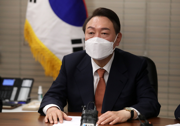 윤석열 국민의힘 대선 후보가 24일 오후 서울 여의도 국민의힘 중앙당사에서 열린 우크라이나 사태 관련 긴급대책회의에서 발언하고 있다. [사진=김성진 기자]