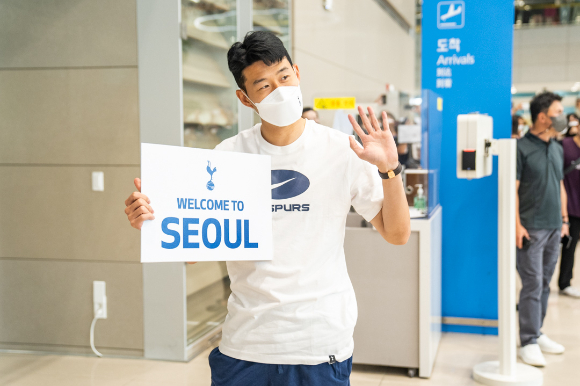 10일 인천국제공항 제2여객터미널을 통해 입국한 토트넘 홋스퍼 선수단을 반기기 위해 손흥민(토트넘)이 직접 현장을 찾았다. 손흥민이 환영 피켓을 들고 토트넘 선수단을 기다리고 있다. [사진=팀트웰브]