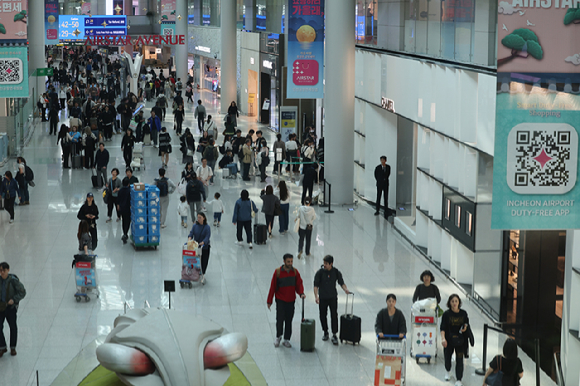 인천국제공항 제1여객터미널 내 면세구역에서 여행객들이 이동 및 쇼핑을 하고 있다. [사진=연합뉴스]
