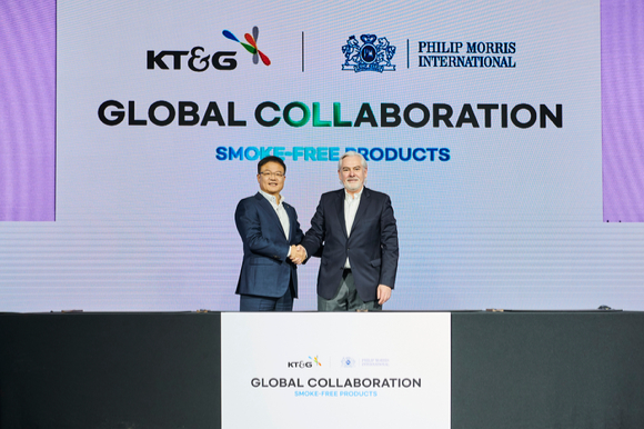 KT&G가 PMI과 궐련형 전자담배 '릴'의 해외 판매를 위한 15년 간의 장기계약을 새롭게 체결했다. 사진은 (왼쪽부터) 백복인 KT&G 사장과 야첵 올자크 PMI CEO가 계약 체결 후 기념 촬영을 하고 있는 모습. [사진=KT&G]