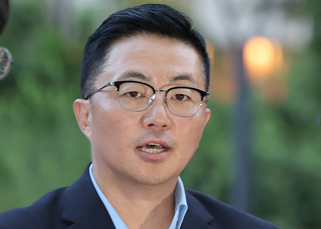 김건희 여사 일가의 '집사'로 지목된 김예성씨가 12일 귀국 직후 인천국제공항에서 체포돼 서울 종로구 김건희특검 사무실로 들어서며 취재진의 질문에 답하고 있다. 2025.8.12 [사진=연합뉴스]