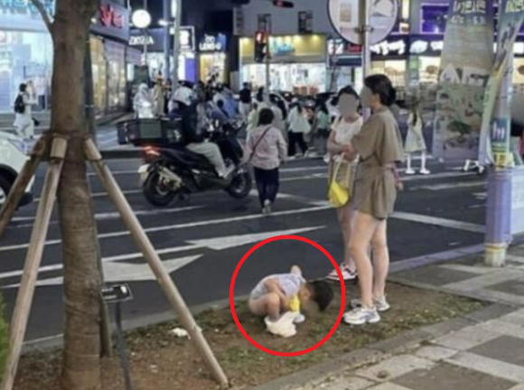 제주 도심 한복판에서 대변을 보는 아이. [사진=온라인 커뮤니티/성신여대 창의융합학부 서경덕 교수 연구팀]