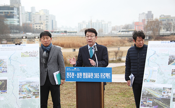 우범기 전주시장이 전주천변에서 현장 브리핑을 하고 있다. [사진=전주시 ]