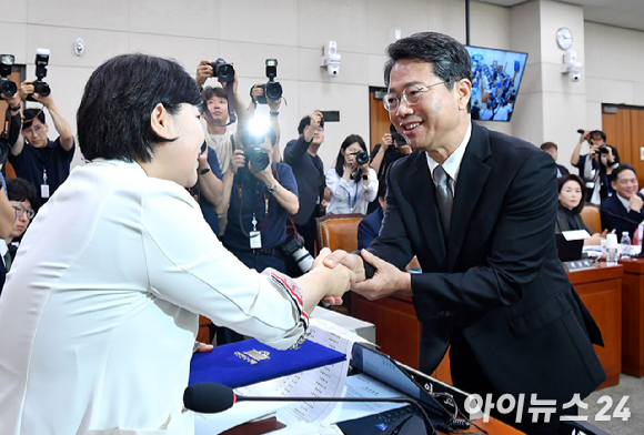 김승원 법무부 장관 후보자가 15일 서울 여의도 국회 법제사법위원회에서 열린 인사청문회에서 서영교 위원장에게 선서문을 제출하고 있다. [사진=곽영래 기자]