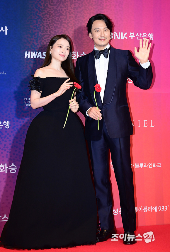 배우 천우희와 김남길이 18일 오후 부산광역시 시그니엘 그랜드볼룸에서 열린 제33회 부일영화상에 시상식 MC로 참석하고 있다. [사진=정소희 기자]