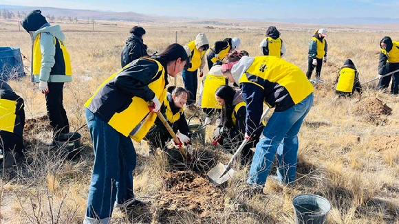 오비맥주가 국제 환경단체 푸른아시아와 함께 몽골 에르덴 지역에 위치한 '카스 희망의 숲'에서 나무심기 활동을 전개했다. [사진=오비맥주]