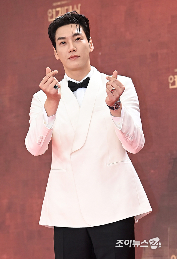 배우 김영광이 31일 오후 서울 여의도 KBS에서 열린 2025 KBS 연기대상&nbsp;레드카펫 포토월 행사에서 포즈를 취하고 있다. [사진=곽영래 기자]