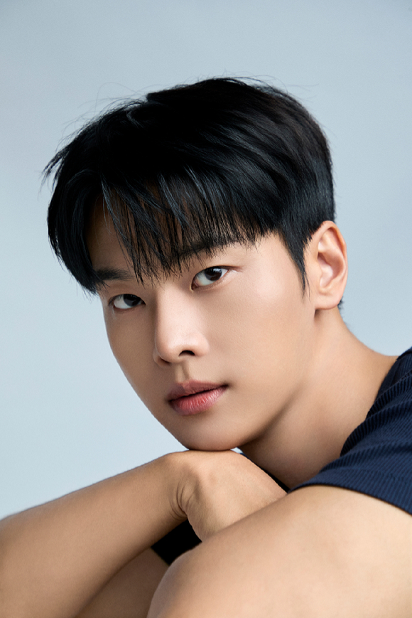 배우 차학연이'노무사 노무진' 종영 인터뷰에 앞서 사진촬영을 하고 있다. [사진=51K]