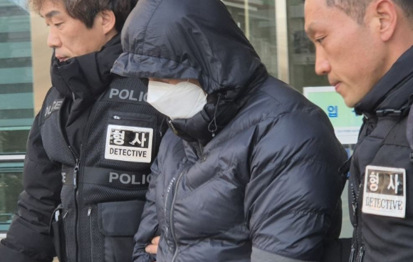 강원도 양양군 한 7급 공무원이 환경미화원들에게 폭행 등 갑질을 일삼았다는 의혹이 제기되자 경찰이 수사에 나섰다. 사진은 해당 공무원이 환경미화원들을 차에 태우지 않고 차를 출발하는 것으로 추정되는 모습. [사진=MBC 보도화면 캡처]