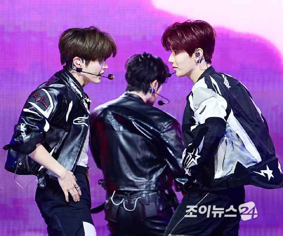 그룹 제로베이스원 성한빈과 장하오가 1일 오후 서울 용산구 한남 블루스퀘어에서 열린 제로베이스원(ZEROBASEONE) 정규 1집 '네버 세이 네버(NEVER SAY NEVER)' 쇼케이스에 참석해 멋진 무대를 선보이고 있다. [사진=정소희 기자]