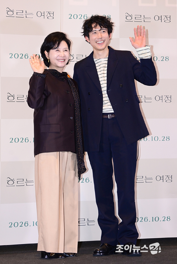 배우 김혜옥과 저스틴 민이 16일 오후 서울 CGV 용산아이파크몰에서 열린 영화 '흐르는 여정'(감독 김진유) 언론시사회에 참석하고 있다. [사진=정소희 기자]