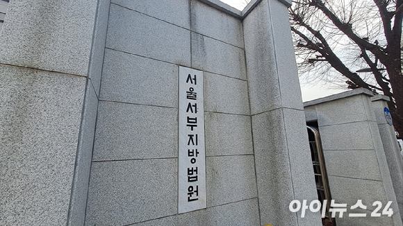 연인과 제주도 여행 도중 지인을 시켜 비어있던 연인 집에서 금품을 훔친 30대 여성이 실형을 선고받았다. 기사와 직접적인 관련이 없는 이미지. [사진=픽셀스]