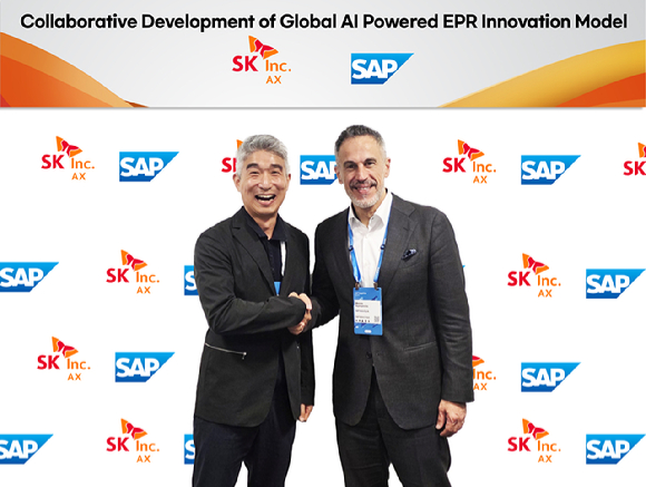 손건일 SK AX Enterprise 서비스부문장(왼쪽)과 마노스 랩토폴로스 SAP 아시아·태평양(APAC), 유럽·중동·아프리카(EMEA), 중부·동유럽(MEE) 지역 최고매출책임자(CRO)가 지난달 28일 스페인 마드리드에서 열린 SAP 사파이어 행사에서 전략적 협력에 합의한 뒤 기념 촬영하고 있다. [사진=SK AX]