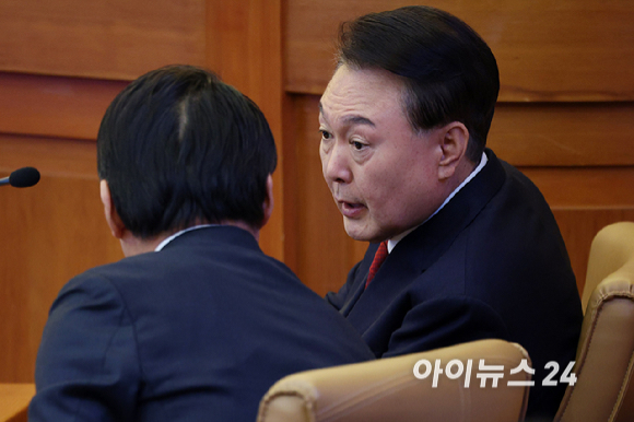 윤석열 대통령이 11일 서울 종로구 헌법재판소에서 열린 탄핵심판 7차 변론기일에 출석해 변호인과 대화하고 있다. [사진=사진공동취재단]