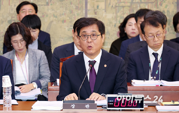 최휘영 문화체육관광부 장관이 29일 서울 여의도 국회에서 열린 국회 문화체육관광위원회의 종합 국정감사에서 질의에 답변하고 있다. [사진=곽영래 기자]