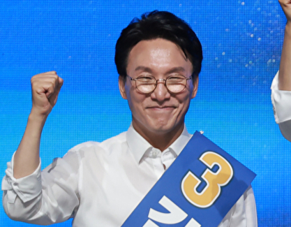 김민석 더불어민주당 당대표 후보가 15일 전남광주 나주시 나주종합스포츠파크 다목적체육관에서 열린 민주당 대표&middot;최고위원 전남광주 합동연설회에 참석해 기념 촬영하고 있다. 2026.8.15 [사진=연합뉴스]