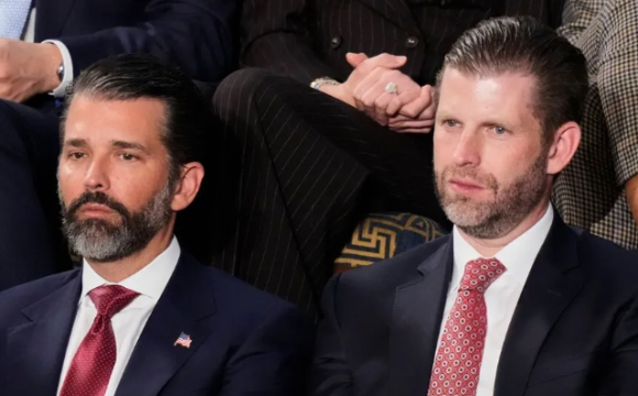 도널드 트럼프 주니어와 에릭 트럼프가 워싱턴 D.C. 미 국회의사당 하원 회의장에서 도널드 트럼프 대통령의 상하원 합동 회의 국정 연설을 듣고 있다. [사진=AP/연합뉴스]