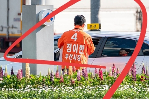 지난 6&middot;3 지방선거에서 피습 자작극 의혹을 받는 정이한 전 개혁신당 부산시장 후보가 8일 부산지방법원에 구속 전 피의자 심문(영장실질심사)에 출석하기위해 법정에 들어서고 있다. 2026.7.8 [사진=연합뉴스]
