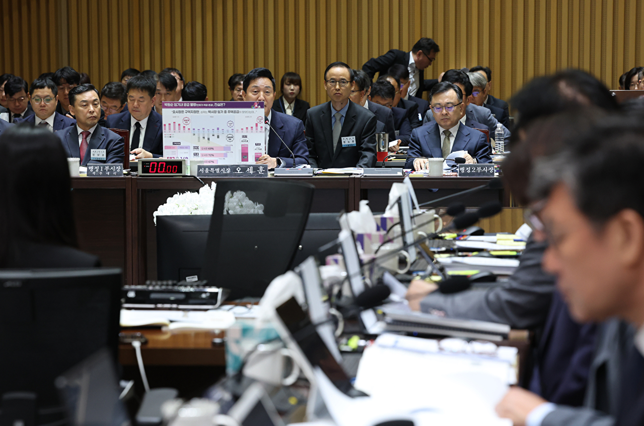 오세훈 서울시장이 19일 서울시청에서 열린 국회 국토교통위원회 국정감사에서 위원 질의에 답하고 있다. [사진=연합뉴스]