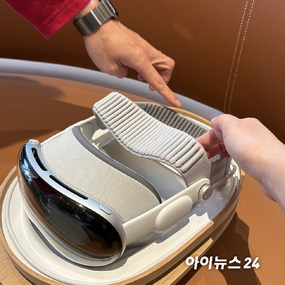애플이 지난달 28일 국내에 출시한 신형 '비전 프로'. [사진=권서아 기자]
