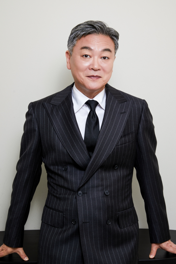 배우 김의성이 최근 서울 모처에서 진행된 SBS 금토드라마 '모범택시3' 종영 기념 인터뷰에서 포즈를 취하고 있다. [사진=안컴퍼니]