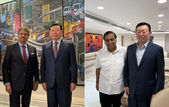 신동빈 롯데그룹 회장(왼쪽)이 지난 6일 열린 인도 푸네시 신공장 준공식에서 축사를 하고 있다. [사진=롯데 제공]