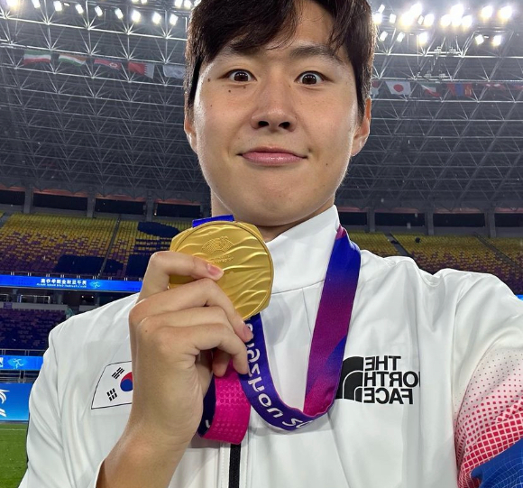 이강인이 중국 항저우 황룽 스포츠센터 스타디움에서 열린 2022 항저우 아시안게임 결승전에서 일본을 2-1로 꺾고 우승을 차지한 뒤 인스타그램에 금메달과 꽃다발을 들고 찍은 사진을 올렸다. [사진=이강인 인스타그램]
