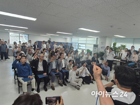 부산 북구 갑 국회의원 보궐선거에 무소속으로 출마한 한동훈 후보(전 국민의힘 대표)가 17일 북구 덕천동에서 열린 선거대책위원회 발족식에서 선대위 관계자에게 임명장을 수여하고 있다. [사진=유범열 기자]