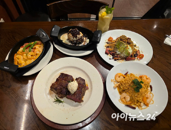 아웃백 '블랙라벨 씨즐링 에디션' 구성. [사진=구서윤 기자]