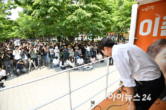 이준석 개혁신당 대선 후보가 30일 오후 서울 마포구 경의선 숲길에서 유세 마친 뒤 인사를 하고 있다. [사진=곽영래 기자]