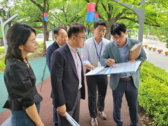 민선식 부시장이 주요 현안사업 현장을 방문해 관계자로부터 보고를 받고 있다.  [사진=남원시 ]