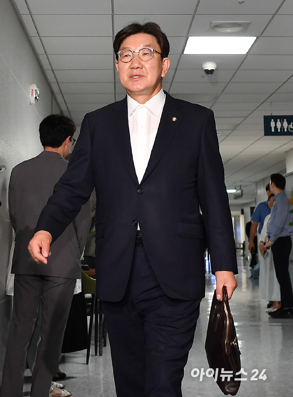 권성동 국민의힘 의원이 18일 서울 여의도 국회 의원회관 자신의 의원실로 향하고 있다. [사진=곽영래 기자]