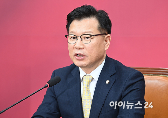 이양수 국민의힘 사무총장이 9일 오후 서울 여의도 국회에서 김문수 대통령 후보와 한덕수 무소속 예비후보의 단일화 관련 기자회견을 하고 있다. [사진=곽영래 기자]