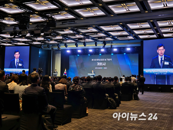방위산업 관계자들이 8일 서울 용산구 그랜드 하얏트 호텔에서 열린 제1회 방위산업의 날 기념식에 참석하고 있다. [사진=최란 기자]