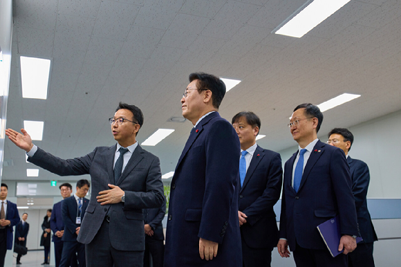 이재명 대통령이 26일 서울 종로구 정부서울청사 창성동 별관에 있는 초국가범죄 특별대응 TF 사무실을 격려 방문해 현황 보고를 받고 있다. 2026.1.26 [청와대 제공. 재판매 및 DB 금지] [사진=연합뉴스]