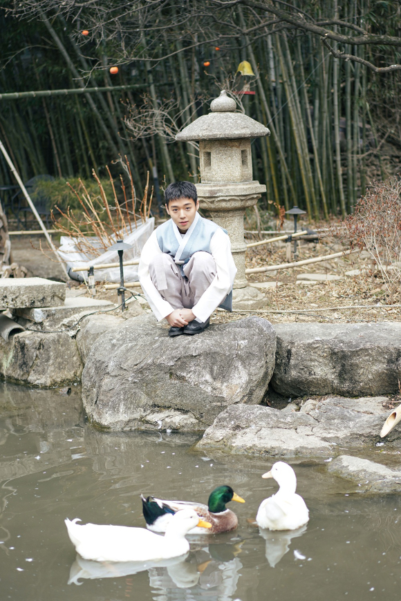 배우 박지훈이 설날을 맞아 한복을 입고 따뜻한 인사를 건네고 있다. [사진=YY엔터테인먼트]