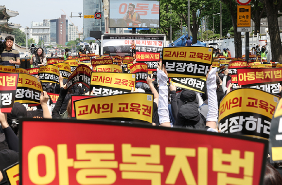 초등교사노조, 전국교직원노동조합(전교조) 소속 교사 등 참석자들이 서이초 교사 사망 3주기를 하루 앞둔 17일 서울 종로구 정부서울청사 앞에서 열린 아동복지법 개정 촉구 집회에서 구호를 외치고 있다. [사진=연합뉴스]