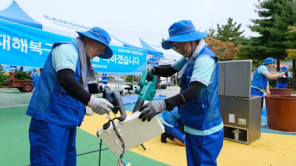 삼성전자서비스가 강원 고성군 거진청소년문화의집에 이동식 서비스센터를 설치하고고 '수해 복구 특별서비스'를 실시하는 모습 [사진=삼성전자서비스]