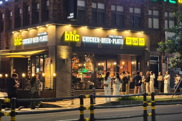 bhc 제주 연동점 전경. [사진=다이닝브랜즈그룹]