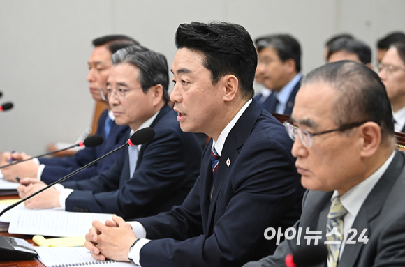 강훈식 대통령 비서실장이 6일 서울 여의도 국회에서 열린 운영위원회의 대통령비서실과 국가안보실, 대통령경호처 등에 대한 국정감사에서 질의에 답하고 있다. [사진=곽영래 기자]