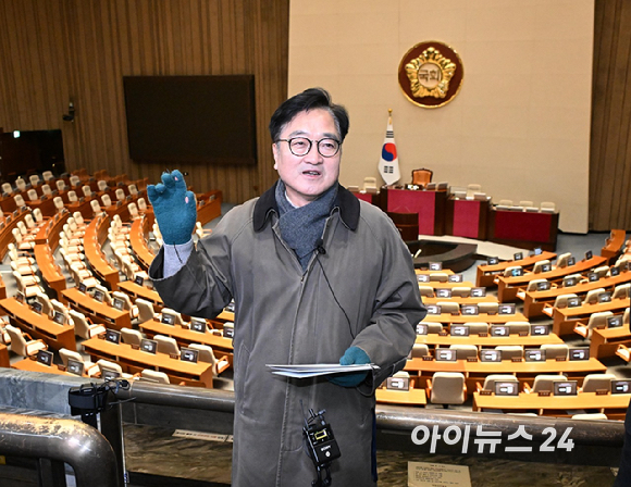 우원식 국회의장이 3일 서울 여의도 국회에서 열린 '그날 12.3 다크투어'에서 직접 도슨트로 나서 시민들을 안내하고 있다. [사진=곽영래 기자]